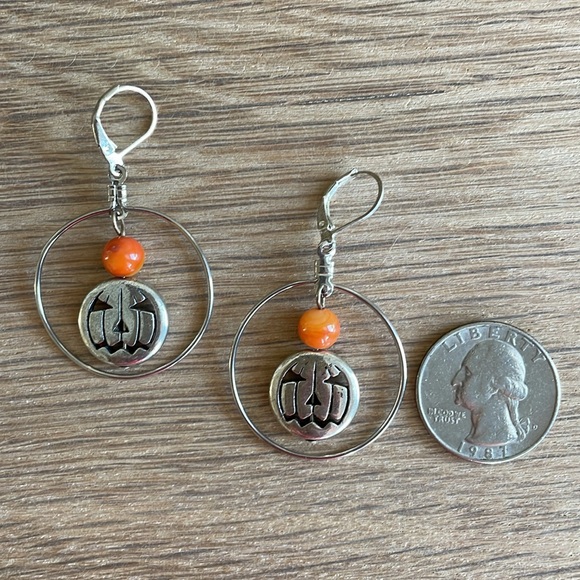 HAND CRAFTED JACK O’LANTERN PIERCED EARRINGS Orange Metallic Silver - Picture 7 of 13
